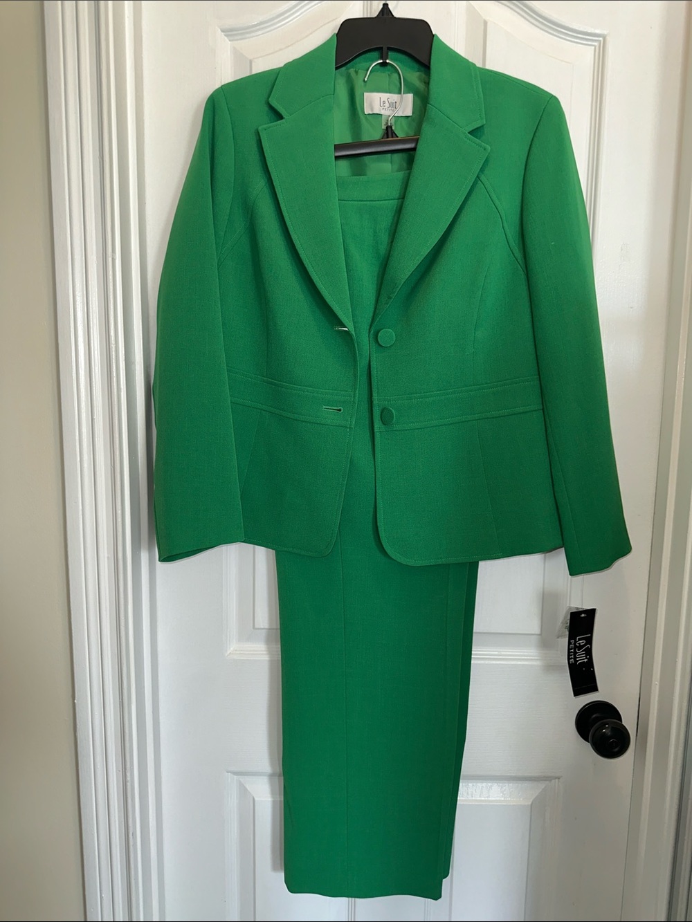 Le Suit Emerald Green Two-Piece pant Suit- new with tags